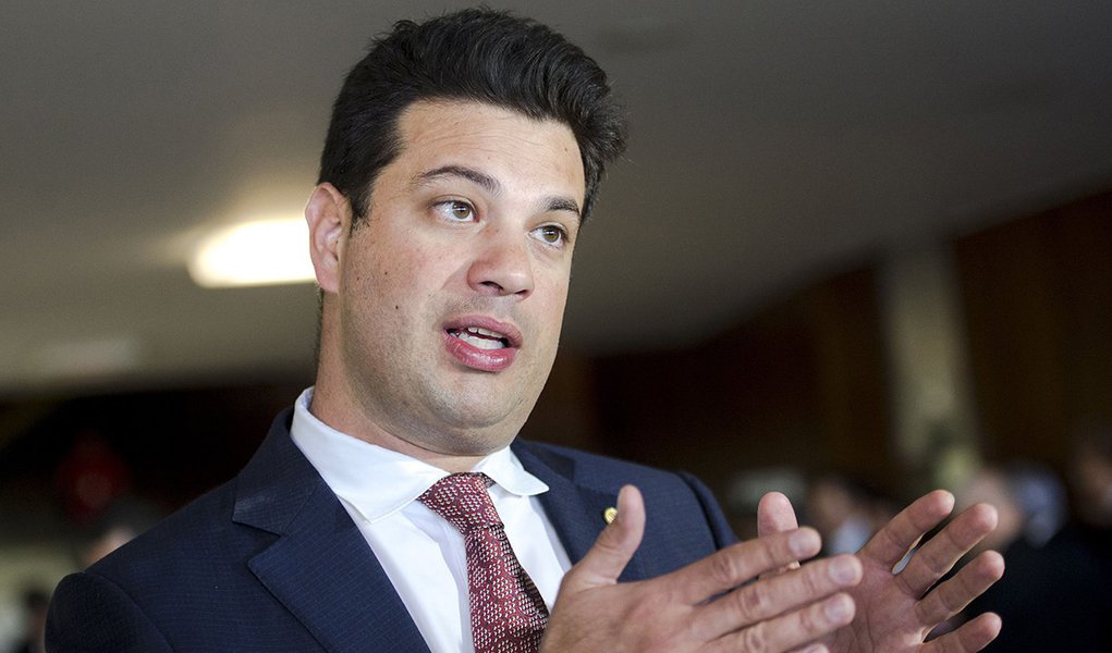 Brasília - Deputado Leonardo Picciani, um dos candidatos à liderança do PMDB na Câmara dos Deputados (Marcelo Camargo/Agência Brasil) (Foto: Gisele Federicce) Brasília - Deputado Leonardo Picciani, um dos candidatos à liderança do PMDB na Câmara dos Deputados (Marcelo Camargo/Agência Brasil)