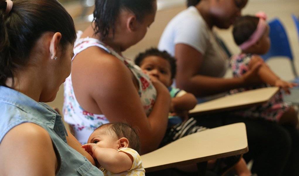 Brasília - Lorrane Paiva partcipa com seu bebê do mamaço” em plena estação de metrô de Samambaia, como forma de superação ao que ainda resta de preconceito contra um gesto natural. O ato também servirá de abertura para a campanha Incentive a Vida (Foto: Gisele Federicce) Brasília - Lorrane Paiva partcipa com seu bebê do mamaço” em plena estação de metrô de Samambaia, como forma de superação ao que ainda resta de preconceito contra um gesto natural. O ato também servirá de abertura para a campanha Incentive a Vida