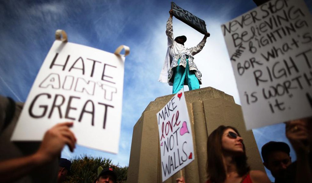 Reuters / Saturday, November 12, 2016 Protesters hold up signs during a march and rally against President-elect Donald Trump in Los Angeles, California. (Foto: Aquiles Lins) Reuters / Saturday, November 12, 2016 Protesters hold up signs during a march and rally against President-elect Donald Trump in Los Angeles, California.