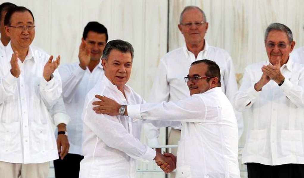 Presidente Santos cumprimenta o líder das Farc Timochenko em Cartagena. 26/9/2016. REUTERS/John Vizcaino (Foto: Leonardo Attuch) Presidente Santos cumprimenta o líder das Farc Timochenko em Cartagena. 26/9/2016. REUTERS/John Vizcaino