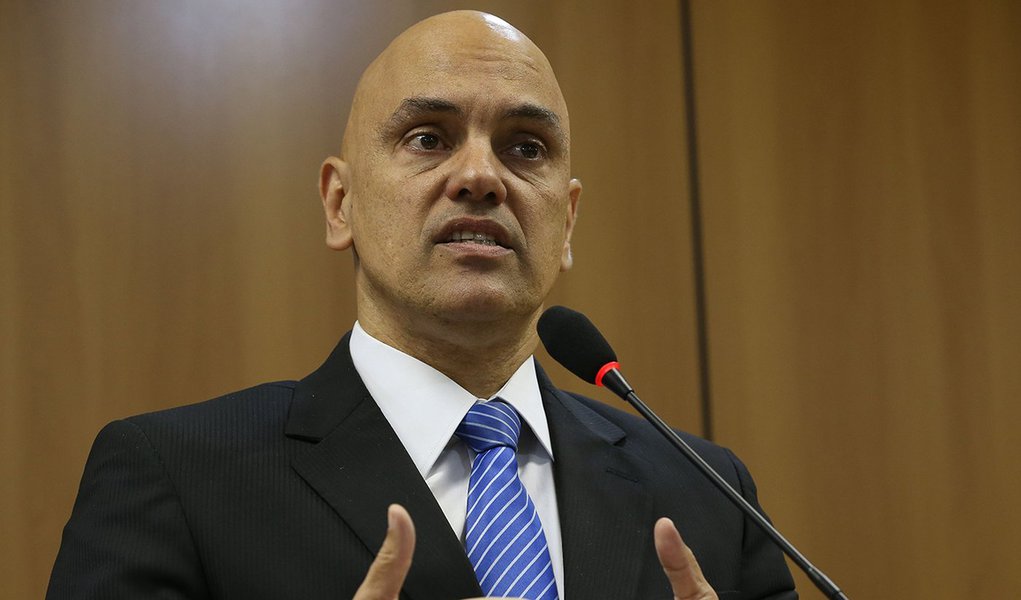 Brasília - O ministro da Justiça, Alexandre de Moraes, em entrevista à imprensa, fala sobre a operação policial que prendeu, um grupo suspeito de planejar atos terroristas a 15 dias da Rio 2016 (José Cruz/Agência Brasil) (Foto: Leonardo Lucena) Brasília - O ministro da Justiça, Alexandre de Moraes, em entrevista à imprensa, fala sobre a operação policial que prendeu, um grupo suspeito de planejar atos terroristas a 15 dias da Rio 2016 (José Cruz/Agência Brasil)
