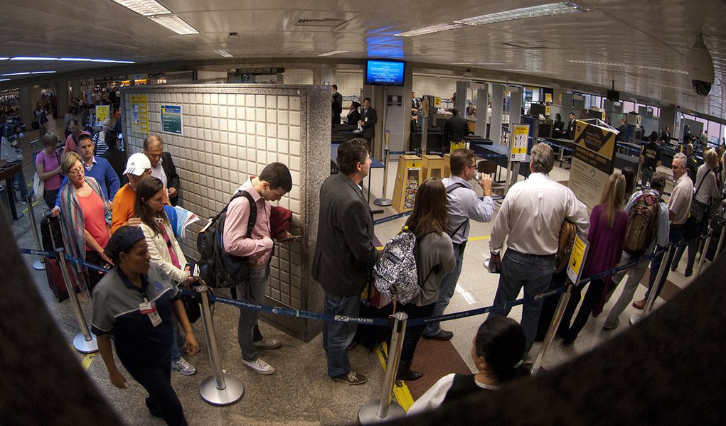 São Paulo (SP) - Operação padrão da Polícia Federal no aeroporto de Guarulhos gera grandes filas no embarque internacional (Foto: Leonardo Attuch) São Paulo (SP) - Operação padrão da Polícia Federal no aeroporto de Guarulhos gera grandes filas no embarque internacional