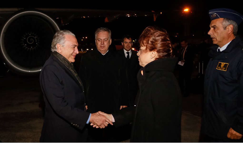 (Lisboa - Portugal, 10/01/2017) Presidente Michel Temer recebe os cumprimentos da Cônsul-Geral do Brasil em Lisboa, Embaixadora Maria Dulce Silva Barros, durante sua chegada a Lisboa - Portugal Foto: Isac Nóbrega/PR (Foto: Paulo Emílio) (Lisboa - Portugal, 10/01/2017) Presidente Michel Temer recebe os cumprimentos da Cônsul-Geral do Brasil em Lisboa, Embaixadora Maria Dulce Silva Barros, durante sua chegada a Lisboa - Portugal Foto: Isac Nóbrega/PR