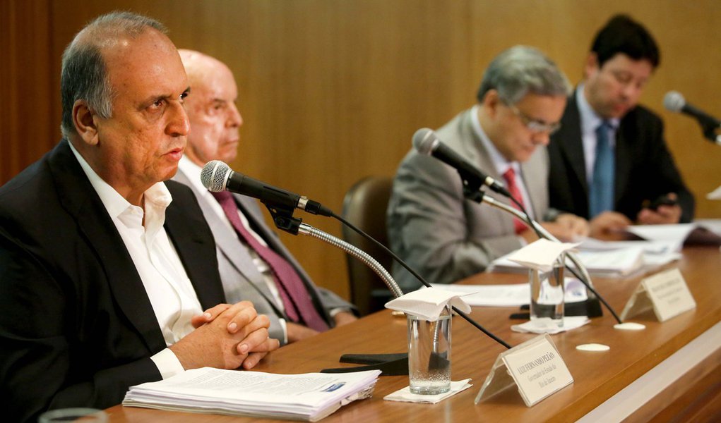 Rio de Janeiro, 04-11-2016.Governador Luiz Fernando Pezão e o vice governador Francisco Dornelles anunciam pacote de austeridade para enfrentar a crise. Foto: Carlos Magno (Foto: Gisele Federicce) Rio de Janeiro, 04-11-2016.Governador Luiz Fernando Pezão e o vice governador Francisco Dornelles anunciam pacote de austeridade para enfrentar a crise. Foto: Carlos Magno