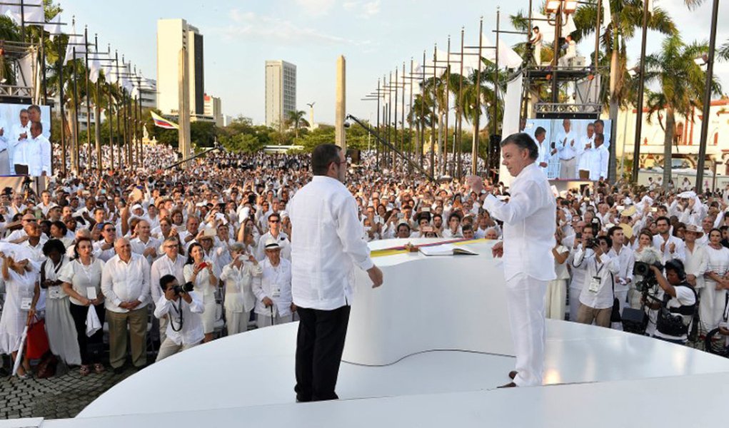 Presidente colombiano, Juan Manuel Santos (direita), e o líder das Farc, Rodrigo Londoño, durante assinatura de acordo de paz, em Cartagena. 26/09/2016 Colombian Presidency/Handout via Reuters/File Photo (Foto: Reinaldo) Presidente colombiano, Juan Manuel Santos (direita), e o líder das Farc, Rodrigo Londoño, durante assinatura de acordo de paz, em Cartagena. 26/09/2016 Colombian Presidency/Handout via Reuters/File Photo