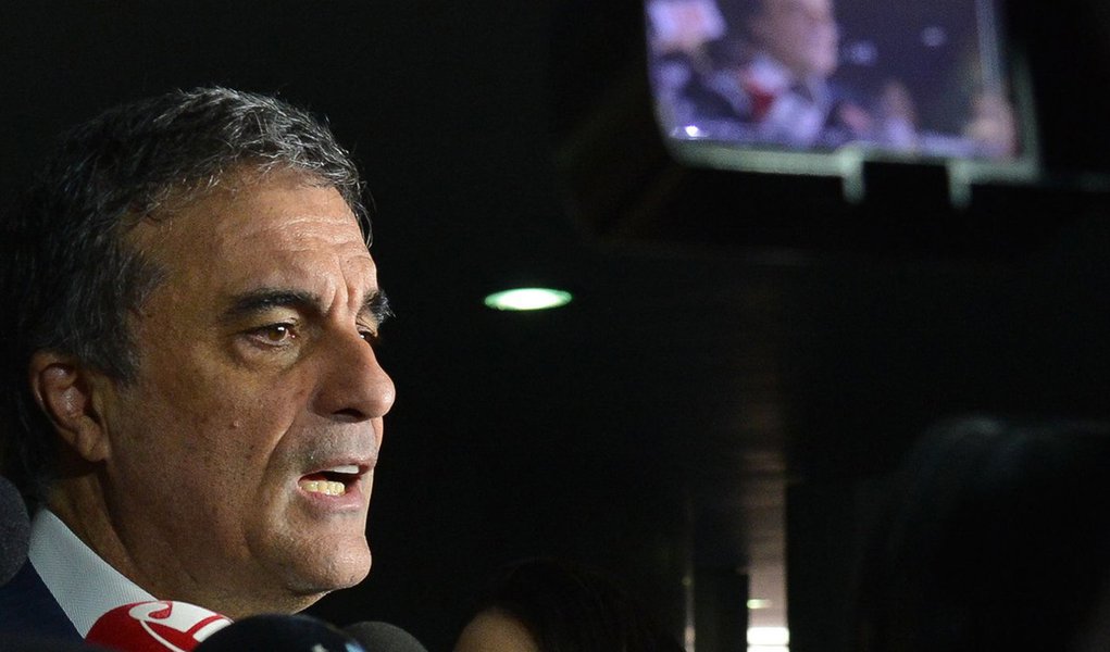 Brasília - José Eduardo Cardozo, advogado da presidenta afastada Dilma Rousseff, fala à imprensa ao chegar na Comissão Processante do Impeachment (Antonio Cruz/Agência Brasil) (Foto: Aquiles Lins) Brasília - José Eduardo Cardozo, advogado da presidenta afastada Dilma Rousseff, fala à imprensa ao chegar na Comissão Processante do Impeachment (Antonio Cruz/Agência Brasil)