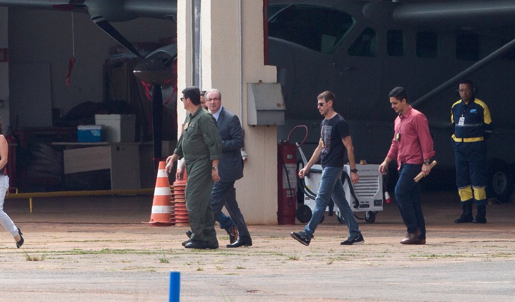 Brasília- DF 19-10-2016 Ex-deputado federal, Eduardo Cunha, entrando no avião da Polícia Federal, que seguiu para curitiba. Cunha teve a prisão preventiva decretada pelo juiz Sérgio Moro, durante as investigações da Operação Lava Jato (Foto: Elvino Bohn Gass) Brasília- DF 19-10-2016 Ex-deputado federal, Eduardo Cunha, entrando no avião da Polícia Federal, que seguiu para curitiba. Cunha teve a prisão preventiva decretada pelo juiz Sérgio Moro, durante as investigações da Operação Lava Jato