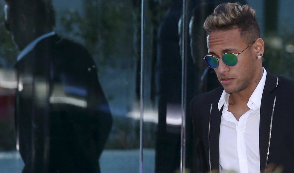 Barcelona's Neymar leaves the High Court after testifying before a judge in Madrid, Spain, February 2, 2016. REUTERS/Sergio Perez (Foto: Roberta Namour) Barcelona's Neymar leaves the High Court after testifying before a judge in Madrid, Spain, February 2, 2016. REUTERS/Sergio Perez