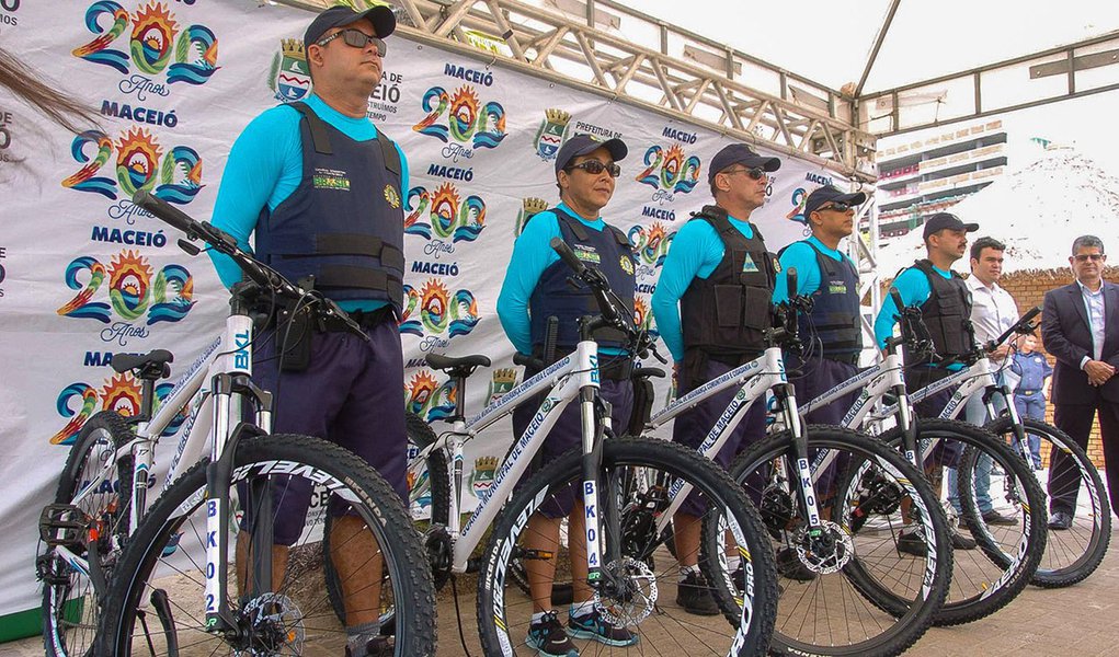 Prefeito Rui Palmeira Entrega Bicicletas a Guarda Municipal Foto:Marco Antônio/Secom Maceió (Foto: Voney Malta) Prefeito Rui Palmeira Entrega Bicicletas a Guarda Municipal Foto:Marco Antônio/Secom Maceió