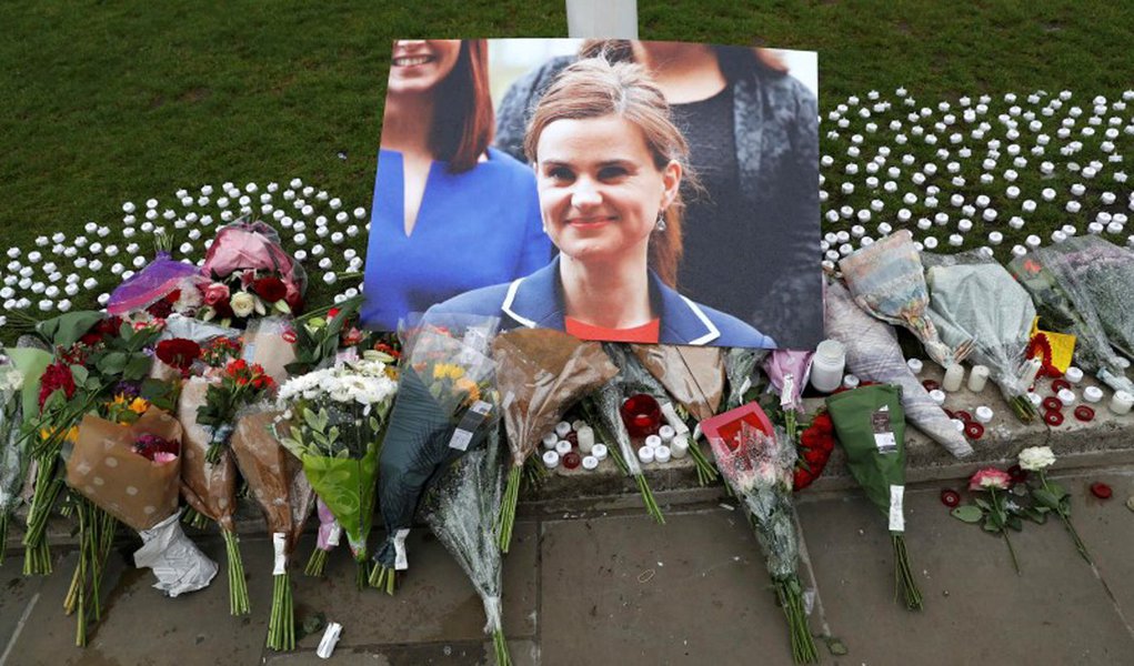 Flores em homenagem a Jo Cox deixadas em Londres. 17/06/2016 REUTERS/Stefan Wermuth (Foto: Gisele Federicce) Flores em homenagem a Jo Cox deixadas em Londres. 17/06/2016 REUTERS/Stefan Wermuth