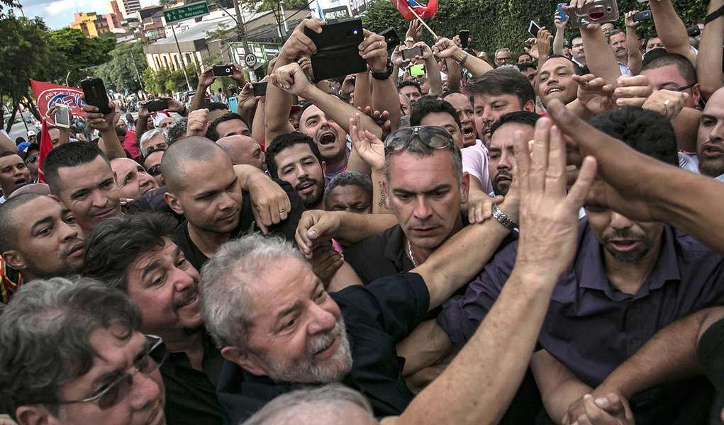 O ex-presidente Lula chega em sua residência em São Bernardo do Campos (Foto: Paulo Moreira Leite) O ex-presidente Lula chega em sua residência em São Bernardo do Campos