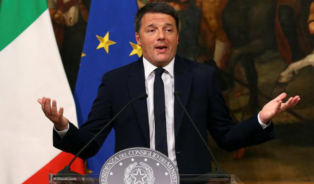 Italian Prime Minister Matteo Renzi speaks during a media conference after a referendum on constitutional reform at Chigi palace in Rome, Italy, December 5, 2016. REUTERS/Alessandro Bianchi (Foto: Paulo Emílio) Italian Prime Minister Matteo Renzi speaks during a media conference after a referendum on constitutional reform at Chigi palace in Rome, Italy, December 5, 2016. REUTERS/Alessandro Bianchi