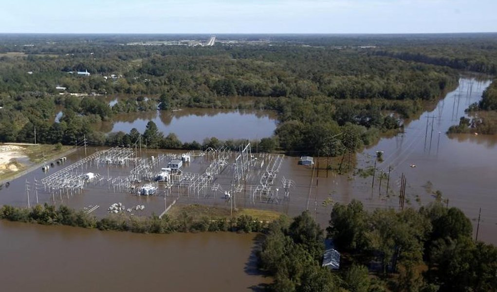 Flooding waters of the Tar River cover a local power plant due to rainfall caused from Hurricane Matthew in Greenville, North Carolina, U.S., October 11, 2016. REUTERS/Nicole Craine (Foto: Aquiles Lins) Flooding waters of the Tar River cover a local power plant due to rainfall caused from Hurricane Matthew in Greenville, North Carolina, U.S., October 11, 2016. REUTERS/Nicole Craine