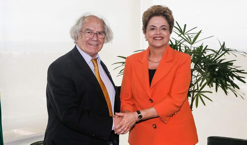 Brasília - DF, 28/04/2016. Presidenta Dilma Rousseff recebe Adolfo Pérez Esquivel, Nobel da Paz. Foto: Roberto Stuckert Filho/PR (Foto: Paulo Emílio) Brasília - DF, 28/04/2016. Presidenta Dilma Rousseff recebe Adolfo Pérez Esquivel, Nobel da Paz. Foto: Roberto Stuckert Filho/PR