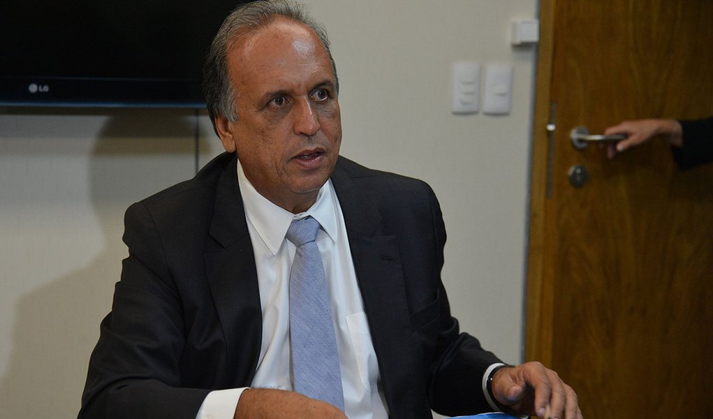 Brasília - O ministro da Fazenda, Nelson Barbosa reúne-se com o Governador do Rio, Luiz Fernando Pezão (Valter Campanato/Agência Brasil) (Foto: Aquiles Lins) Brasília - O ministro da Fazenda, Nelson Barbosa reúne-se com o Governador do Rio, Luiz Fernando Pezão (Valter Campanato/Agência Brasil)