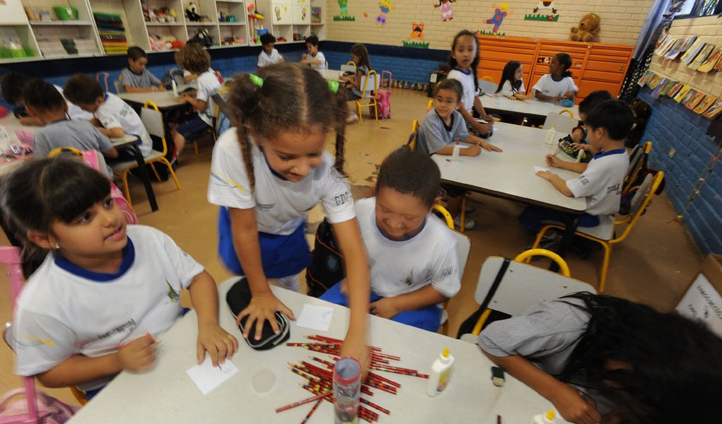 Bras�lia - Come�a amanh� (28) a Confer�ncia Nacional de Educa��o (Conae), que vai reunir cerca de 3 mil participantes entre gestores, representantes de movimentos sociais, acad�micos e profissionais da educa��o. Na foto, crian�as em escola de Bras�lia (Foto: Realle Palazzo-Martini) Bras�lia - Come�a amanh� (28) a Confer�ncia Nacional de Educa��o (Conae), que vai reunir cerca de 3 mil participantes entre gestores, representantes de movimentos sociais, acad�micos e profissionais da educa��o. Na foto, crian�as em escola de Bras�lia