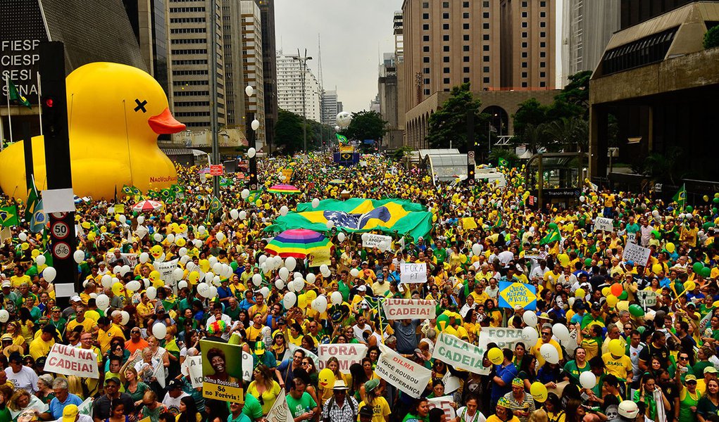 São Paulo - Manifestação na Avenida Paulista, região central da capital, contra a corrupção e pela saída da presidenta Dilma Rousseff (Rovena Rosa/Agência Brasil) (Foto: Aquiles Lins) São Paulo - Manifestação na Avenida Paulista, região central da capital, contra a corrupção e pela saída da presidenta Dilma Rousseff (Rovena Rosa/Agência Brasil)
