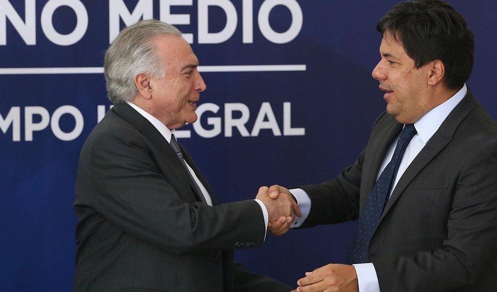 Brasília - Presidente Michel Temer e o ministro da Educação, Mendonça Filho, durante cerimônia de assinatura da MP para reestruturação do ensino médio (Valter Campanato/Agência Brasil) (Foto: Valter Lima) Brasília - Presidente Michel Temer e o ministro da Educação, Mendonça Filho, durante cerimônia de assinatura da MP para reestruturação do ensino médio (Valter Campanato/Agência Brasil)