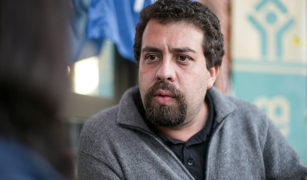 12/08/2016 - PORTO ALEGRE, RS - Entrevista com Guilherme Boulos, coordenador nacional do MTST, no Demhab. Foto: Guilherme Santos/Sul21 (Foto: Leonardo Attuch) 12/08/2016 - PORTO ALEGRE, RS - Entrevista com Guilherme Boulos, coordenador nacional do MTST, no Demhab. Foto: Guilherme Santos/Sul21
