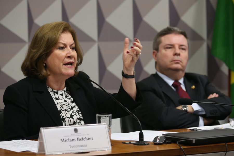 Brasília - A ex-ministra do Planejamento e ex-presidente da Caixa, Miriam Belchior e o relator Antonio Anastasia, durante Comissão Especial do Impeachment (Fabio Rodrigues Pozzebom/Agência Brasil) (Foto: Roberta Namour) Brasília - A ex-ministra do Planejamento e ex-presidente da Caixa, Miriam Belchior e o relator Antonio Anastasia, durante Comissão Especial do Impeachment (Fabio Rodrigues Pozzebom/Agência Brasil)