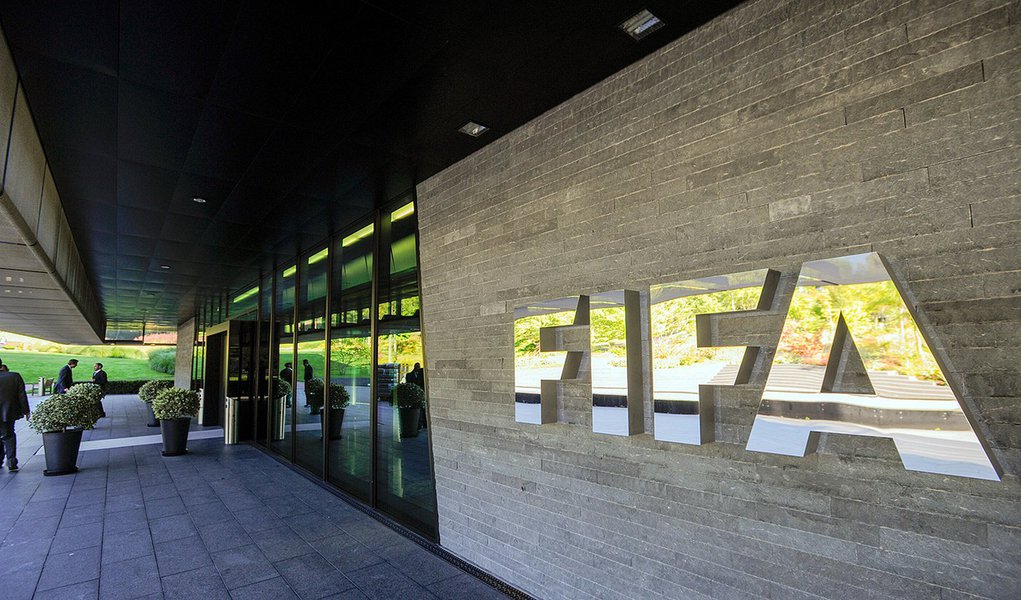 The logo of the FIFA (International Federation of Association Football) is seen on September 3, 2013 outside its headquarters in Zurich. AFP PHOTO / SEBASTIEN BOZON (Photo credit should read SEBASTIEN BOZON/AFP/Getty Images) (Foto: Gisele Federicce) The logo of the FIFA (International Federation of Association Football) is seen on September 3, 2013 outside its headquarters in Zurich. AFP PHOTO / SEBASTIEN BOZON (Photo credit should read SEBASTIEN BOZON/AFP/Getty Images)