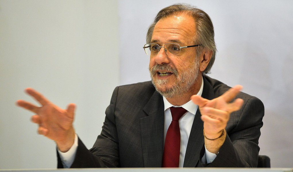 Brasília - O Conselho Curador do FGTS realiza reunião sob o comando do ministro do Trabalho e Previdência Social (MTPS), Miguel Rossetto. Na pauta, o voto do Ministério das Cidades que propõe a suplementação do orçamento operacional para 2016 (Foto: Valter Lima) Brasília - O Conselho Curador do FGTS realiza reunião sob o comando do ministro do Trabalho e Previdência Social (MTPS), Miguel Rossetto. Na pauta, o voto do Ministério das Cidades que propõe a suplementação do orçamento operacional para 2016