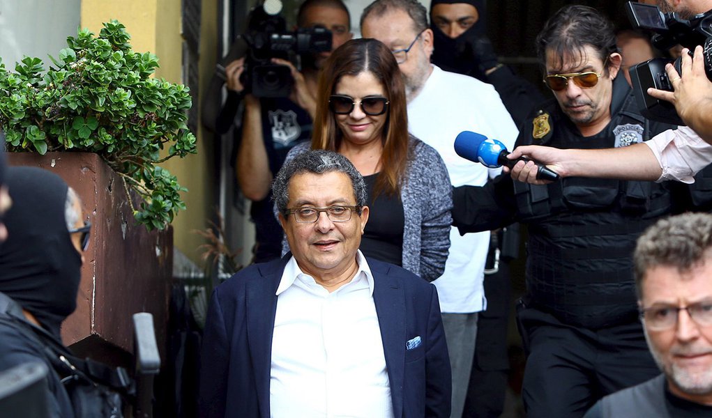 Joao Santana, Brazilian President Dilma Rousseff's campaign chief, is escorted by federal police officers as he leaves the Institute of Forensic Science in Curitiba, Brazil, February 23, 2016. REUTERS/Rodolfo Buhrer TPX IMAGES OF THE DAY (Foto: Aquiles Lins) Joao Santana, Brazilian President Dilma Rousseff's campaign chief, is escorted by federal police officers as he leaves the Institute of Forensic Science in Curitiba, Brazil, February 23, 2016. REUTERS/Rodolfo Buhrer TPX IMAGES OF THE DAY