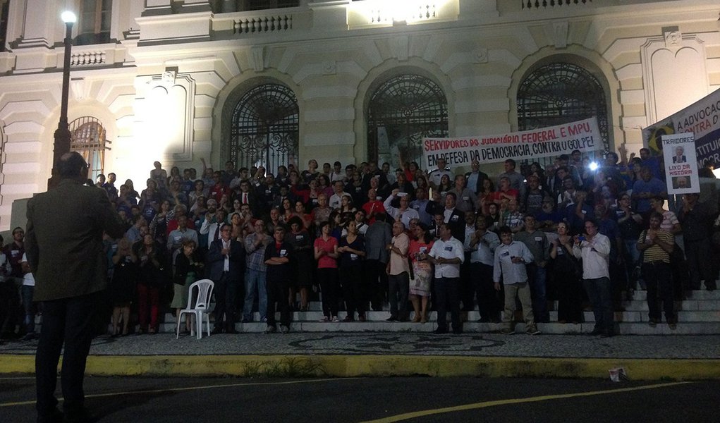 Recife - Advogados de Pernambuco se reúnem em Recife para protestar contra o Impeachment da Presidente Dilma (Sumaia Villela/Agência Brasil) (Foto: Aquiles Lins) Recife - Advogados de Pernambuco se reúnem em Recife para protestar contra o Impeachment da Presidente Dilma (Sumaia Villela/Agência Brasil)