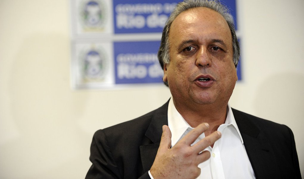 Governador Luiz Fernando Pezão e prefeitos discutem medidas contra a crise econômica nas cidades no entorno do Complexo Petroquímico do Rio de Janeiro em reunião no Palácio Guanabara (Fernando Frazão/Agência Brasil) (Foto: Gisele Federicce) Governador Luiz Fernando Pezão e prefeitos discutem medidas contra a crise econômica nas cidades no entorno do Complexo Petroquímico do Rio de Janeiro em reunião no Palácio Guanabara (Fernando Frazão/Agência Brasil)