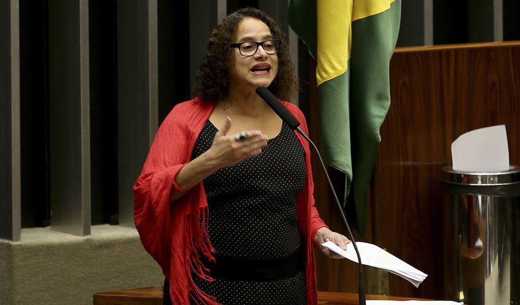 Brasília - Deputada Luciana Santos (PCdoB/PE) durante sessão de discussão do processo de impeachment de Dilma, no plenário da Câmara (Wilson Dias/Agência Brasil) (Foto: Aquiles Lins) Brasília - Deputada Luciana Santos (PCdoB/PE) durante sessão de discussão do processo de impeachment de Dilma, no plenário da Câmara (Wilson Dias/Agência Brasil)