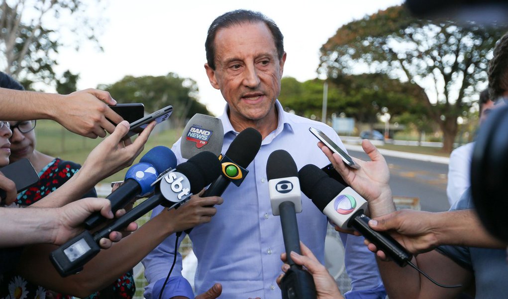 Bras�lia - O presidente da Federa��o das Ind�strias do Estado de S�o Paulo (Fiesp), Paulo Skaf, fala � imprensa ap�s encontro com o vice-presidente Michel Temer Pal�cio do Jaburu (Marcello Casal Jr/Ag�ncia Brasil) (Foto: Leonardo Attuch) Bras�lia - O presidente da Federa��o das Ind�strias do Estado de S�o Paulo (Fiesp), Paulo Skaf, fala � imprensa ap�s encontro com o vice-presidente Michel Temer Pal�cio do Jaburu (Marcello Casal Jr/Ag�ncia Brasil)