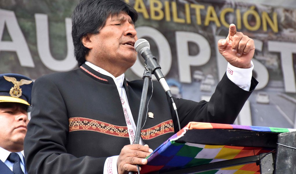 22/02/2016 - Bolívia - Evo Morales e aliados em entrega de obras para ligar La Paz a El Alto, no dia em que boatos sobre sua derrota em referendo surgiram com apuração dos votos. Foto: Enzo de Luca/ ABI (Foto: Paulo Emílio) 22/02/2016 - Bolívia - Evo Morales e aliados em entrega de obras para ligar La Paz a El Alto, no dia em que boatos sobre sua derrota em referendo surgiram com apuração dos votos. Foto: Enzo de Luca/ ABI