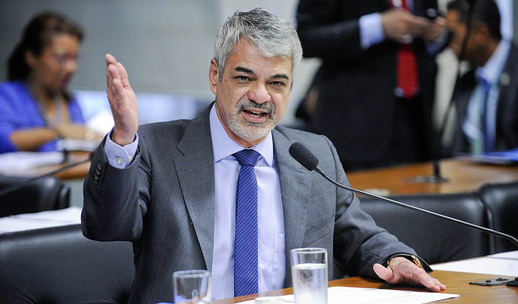 Comissão de Assuntos Sociais (CAS) realiza reunião para apreciação do projeto que autoriza o uso da fosfoetanolamina por pacientes com câncer. À bancada, senador Humberto Costa (PT-PE). Foto: Edilson Rodrigues/Agência Senado (Foto: Paulo Emílio) Comissão de Assuntos Sociais (CAS) realiza reunião para apreciação do projeto que autoriza o uso da fosfoetanolamina por pacientes com câncer. À bancada, senador Humberto Costa (PT-PE). Foto: Edilson Rodrigues/Agência Senado