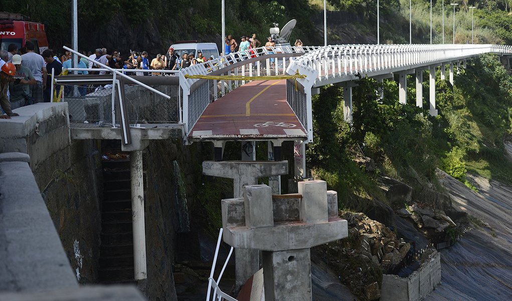 Rio de Janeiro - Desabamento de parte da recém-inaugurada ciclovia Tim Maia, na Avenida Niemeyer, durante uma ressaca no mar de São Conrado, deixa mortos e feridos (Fernando Frazão/Agência Brasil) (Foto: Leonardo Lucena) Rio de Janeiro - Desabamento de parte da recém-inaugurada ciclovia Tim Maia, na Avenida Niemeyer, durante uma ressaca no mar de São Conrado, deixa mortos e feridos (Fernando Frazão/Agência Brasil)