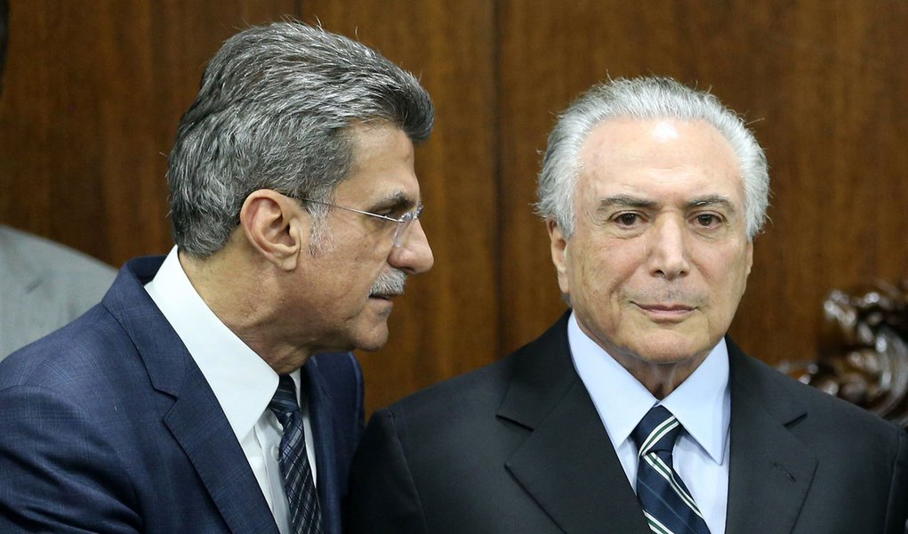 Brasília - O presidente interino Michel Temer entrega o projeto de lei que altera a meta fiscal ao o presidente do Senado, Renan Calheiros, acompanhado do ministro Romero Jucá, do Planejamento (Fabio Rodrigues Pozzebom/Agência Brasil) (Foto: Leonardo Attuch) Brasília - O presidente interino Michel Temer entrega o projeto de lei que altera a meta fiscal ao o presidente do Senado, Renan Calheiros, acompanhado do ministro Romero Jucá, do Planejamento (Fabio Rodrigues Pozzebom/Agência Brasil)