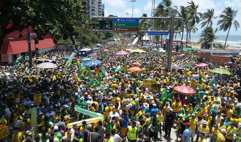Recife - Manifestação em Recife contra a corrupção e pela saída da presidenta Dilma Rousseff (Sumaia Villela/Agência Brasil) (Foto: Leonardo Boff) Recife - Manifestação em Recife contra a corrupção e pela saída da presidenta Dilma Rousseff (Sumaia Villela/Agência Brasil)