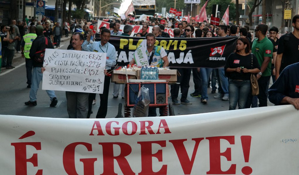 Manifesta��o dos servidores da Justi�a Federal no centro do Rio (Vladimir Platonow/Ag�ncia Brasil) (Foto: Leonardo Lucena) Manifesta��o dos servidores da Justi�a Federal no centro do Rio (Vladimir Platonow/Ag�ncia Brasil)