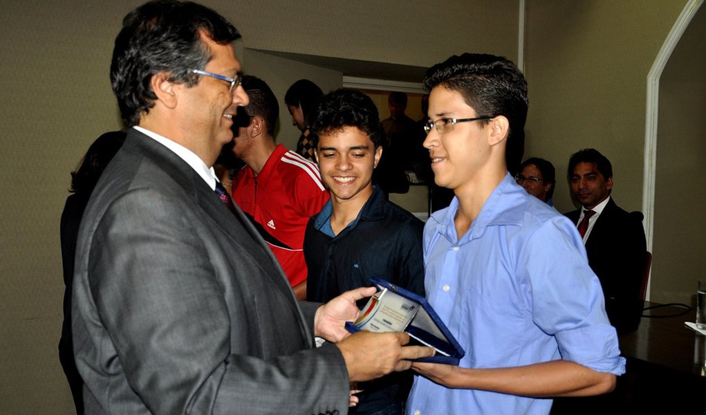 Governador Flávio Dino homenageou em 2015 alunos que se destacaram na OBMEP. Foto: Divulgação (Foto: Voney Malta) Governador Flávio Dino homenageou em 2015 alunos que se destacaram na OBMEP. Foto: Divulgação