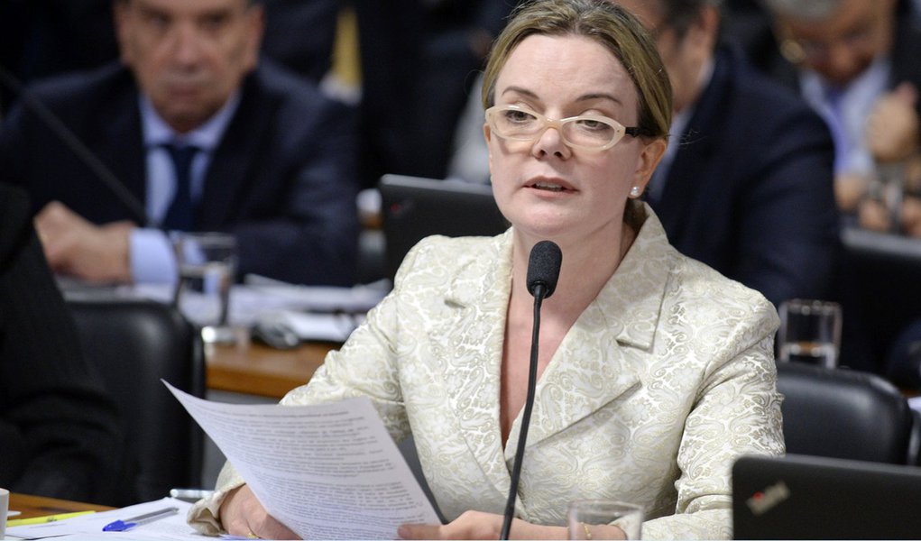 Comissão Especial do Impeachment 2016 (CEI2016) ouve os autores do pedido de impedimento da presidente Dilma Rousseff. Em pronunciamento, senadora Gleisi Hoffmann (PT-PR). Foto: Jefferson Rudy/Agência Senado (Foto: Leonardo Attuch) Comissão Especial do Impeachment 2016 (CEI2016) ouve os autores do pedido de impedimento da presidente Dilma Rousseff. Em pronunciamento, senadora Gleisi Hoffmann (PT-PR). Foto: Jefferson Rudy/Agência Senado