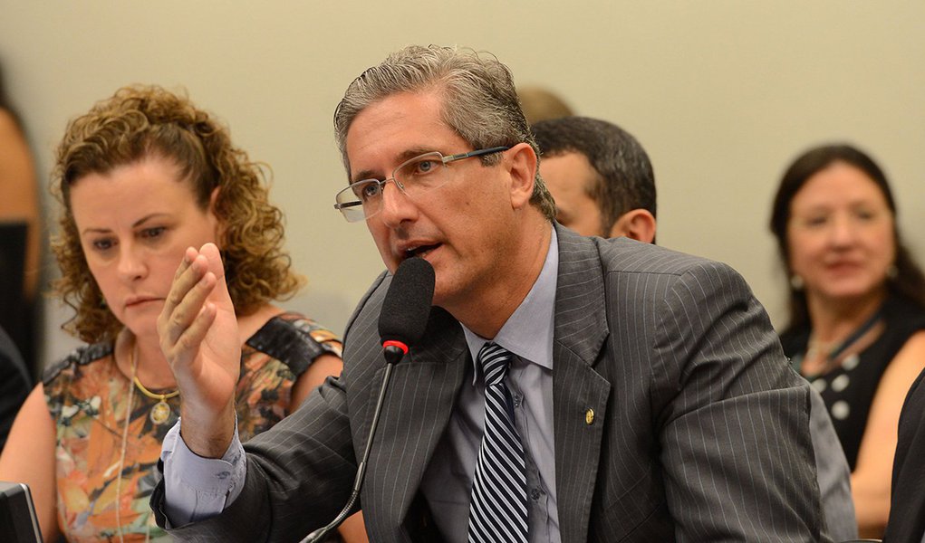 Brasília - O presidente da Comissão, Rogério Rosso e o relator, Jovair Arantes analisam o parecer que pede o impeachment da presidenta Dilma Rousseff (Fábio Rodrigues Pozzebom/Agência Brasil) (Foto: Aquiles Lins) Brasília - O presidente da Comissão, Rogério Rosso e o relator, Jovair Arantes analisam o parecer que pede o impeachment da presidenta Dilma Rousseff (Fábio Rodrigues Pozzebom/Agência Brasil)