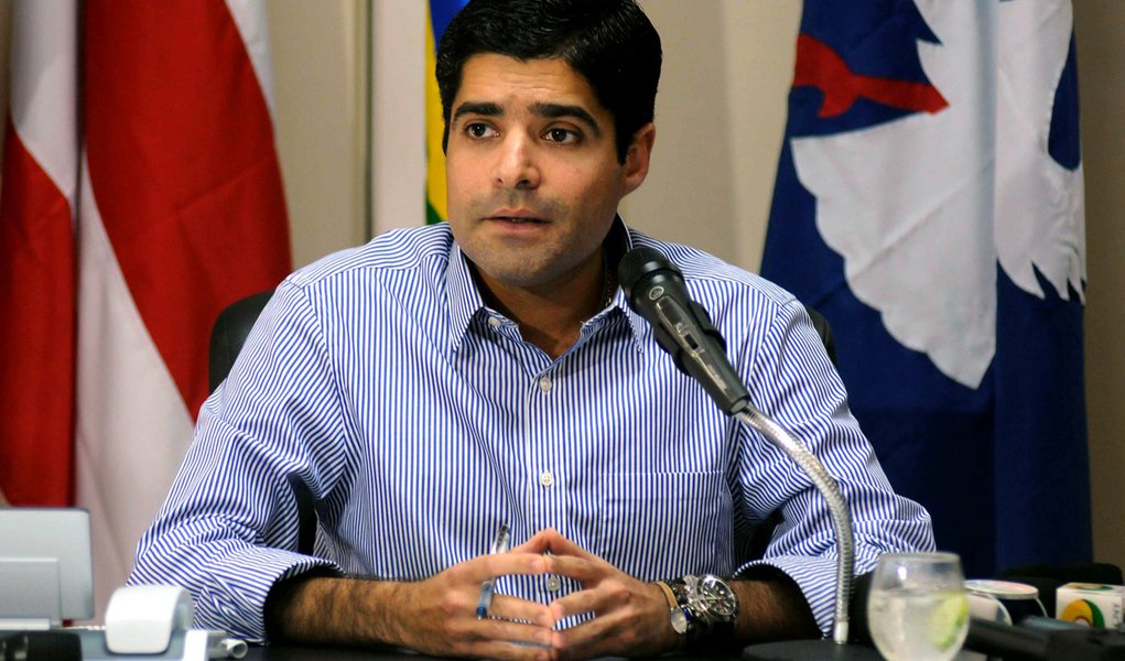 Salvador- BA- Brasil- 27/04/2015- O prefeito ACM Neto disse que as equipes da Prefeitura vão trabalhar 24 horas durante todo o período de chuvas em Salvador e anunciou medidas para os desabrigados e desalojados. Foto: Ângelo Pontes/ Agecom (Foto: Paulo Emílio) Salvador- BA- Brasil- 27/04/2015- O prefeito ACM Neto disse que as equipes da Prefeitura vão trabalhar 24 horas durante todo o período de chuvas em Salvador e anunciou medidas para os desabrigados e desalojados. Foto: Ângelo Pontes/ Agecom