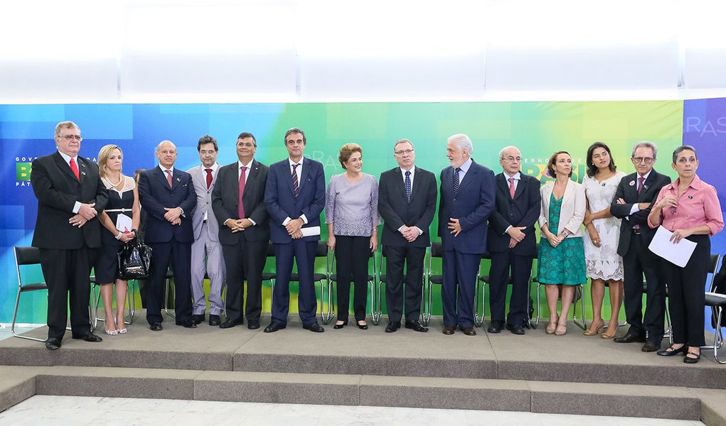 Brasília - DF, 22/03/2016. Presidenta Dilma Rousseff durante encontro com Juristas pela Legalidade e em Defesa da Democracia. Foto: Roberto Stuckert Filho/PR (Foto: Aquiles Lins) Brasília - DF, 22/03/2016. Presidenta Dilma Rousseff durante encontro com Juristas pela Legalidade e em Defesa da Democracia. Foto: Roberto Stuckert Filho/PR