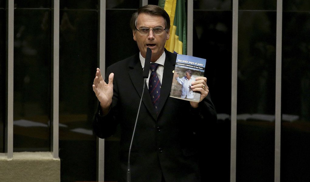 Brasília - Deputado Jair Bolsonaro (PSC/RJ) durante sessão de discussão do processo de impeachment de Dilma, no plenário da Câmara (Wilson Dias/Agência Brasil) (Foto: Aquiles Lins) Brasília - Deputado Jair Bolsonaro (PSC/RJ) durante sessão de discussão do processo de impeachment de Dilma, no plenário da Câmara (Wilson Dias/Agência Brasil)