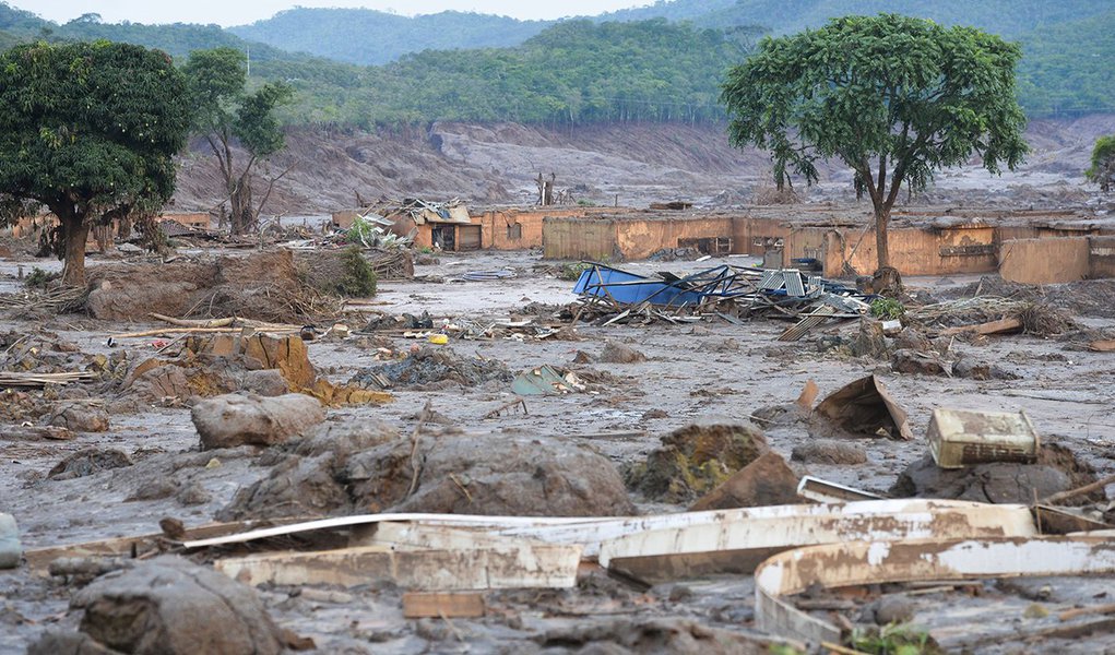 Mariana (MG) - Rompimento de duas barragens da mineradora Samarco na última quinta-feira (5). Em meio ao cenário de muita lama, barro e destruição, o que restou lembra uma cidade fantasma (Antonio Cruz/Agência Brasil) (Foto: Paulo Emílio) Mariana (MG) - Rompimento de duas barragens da mineradora Samarco na última quinta-feira (5). Em meio ao cenário de muita lama, barro e destruição, o que restou lembra uma cidade fantasma (Antonio Cruz/Agência Brasil)