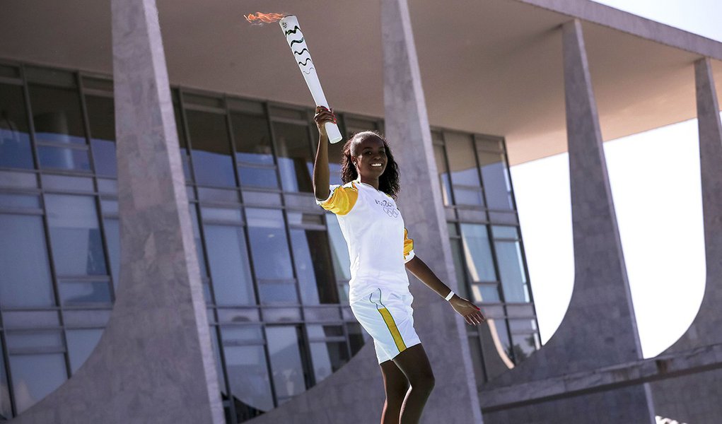 Brasília - A jogadora de vôlei Fabiana Claudino, bicampeã olímpica (2008 e 2012), recebe a Tocha Olímpica das mãos da presidenta Dilma e começa o revezamento na Capital (Marcelo Camargo/Agência Brasil) (Foto: Leonardo Lucena) Brasília - A jogadora de vôlei Fabiana Claudino, bicampeã olímpica (2008 e 2012), recebe a Tocha Olímpica das mãos da presidenta Dilma e começa o revezamento na Capital (Marcelo Camargo/Agência Brasil)