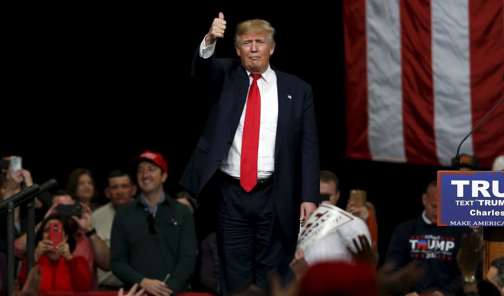 U.S. Republican presidential candidate Donald Trump holds a rally with supporters at the convention center in North Charleston, South Carolina February 19, 2016. REUTERS/Jonathan Ernst (Foto: Leonardo Attuch) U.S. Republican presidential candidate Donald Trump holds a rally with supporters at the convention center in North Charleston, South Carolina February 19, 2016. REUTERS/Jonathan Ernst