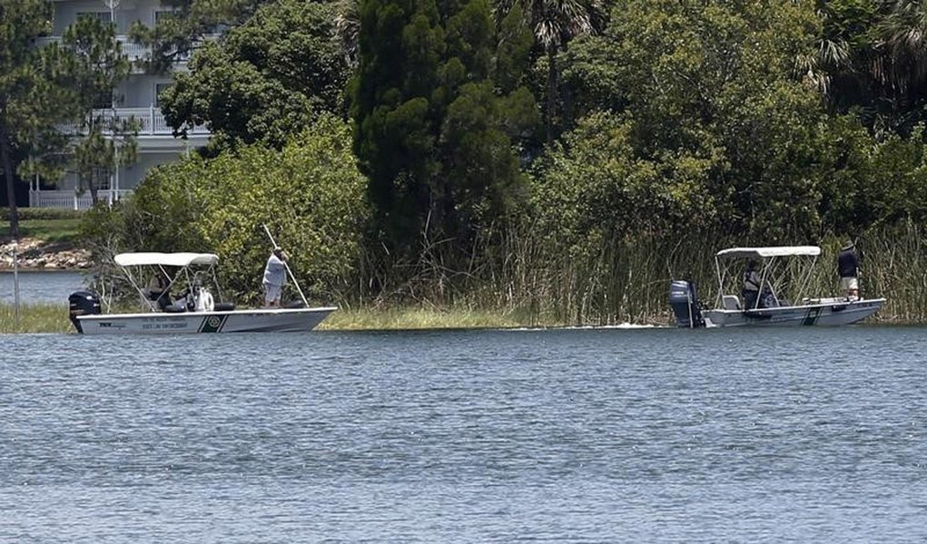 Autoridades fazem busca por menino em lagoa na Walt Disney World em Orlando. 15/6/2016. REUTERS/Adrees Latif (Foto: Paulo Emílio) Autoridades fazem busca por menino em lagoa na Walt Disney World em Orlando. 15/6/2016. REUTERS/Adrees Latif