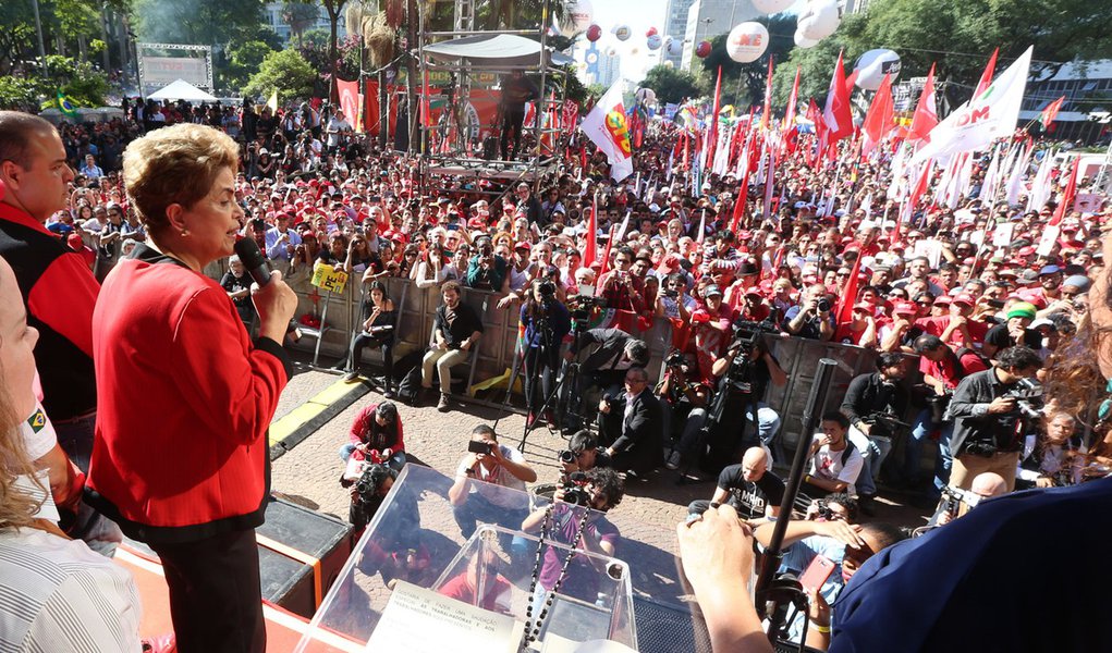 São Paulo 01/05/2016 Presidenta Dilma durante Ato em comemoração ao Dia do Trabalhador, no Vale do Anhangabau. Foto Paulo Pinto / Agencia PT (Foto: Roberta Namour) São Paulo 01/05/2016 Presidenta Dilma durante Ato em comemoração ao Dia do Trabalhador, no Vale do Anhangabau. Foto Paulo Pinto / Agencia PT