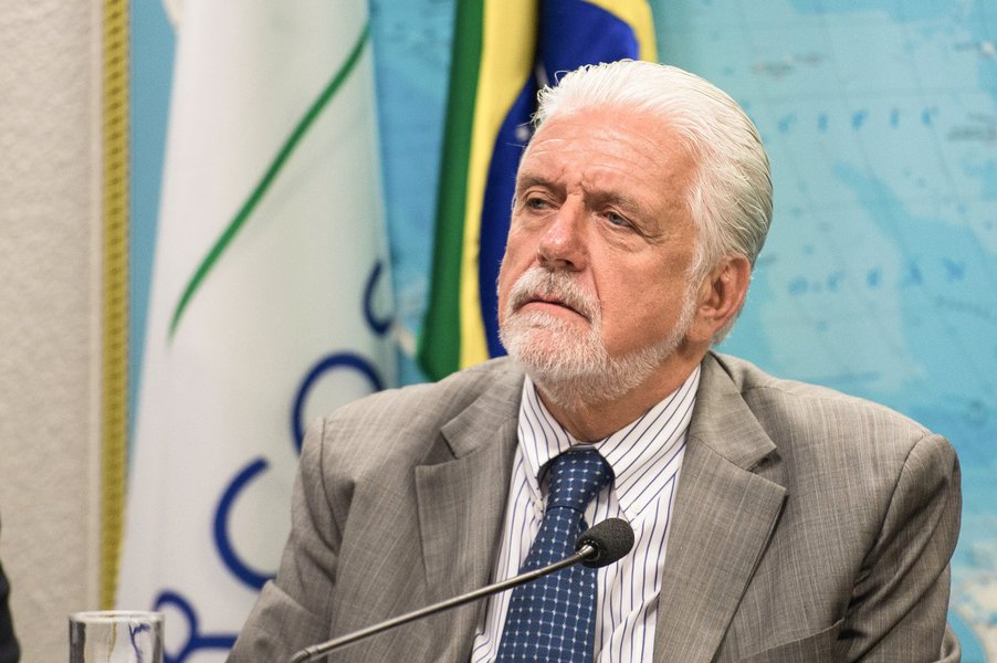 O ministro da Defesa, Jaques Wagner, fala na Comissão de Relações Exteriores e Defesa Nacional do Senado sobre a situação atual e perspectivas futuras do ministério (Marcelo Camargo/Agência Brasil) (Foto: Romulo Faro) O ministro da Defesa, Jaques Wagner, fala na Comissão de Relações Exteriores e Defesa Nacional do Senado sobre a situação atual e perspectivas futuras do ministério (Marcelo Camargo/Agência Brasil)