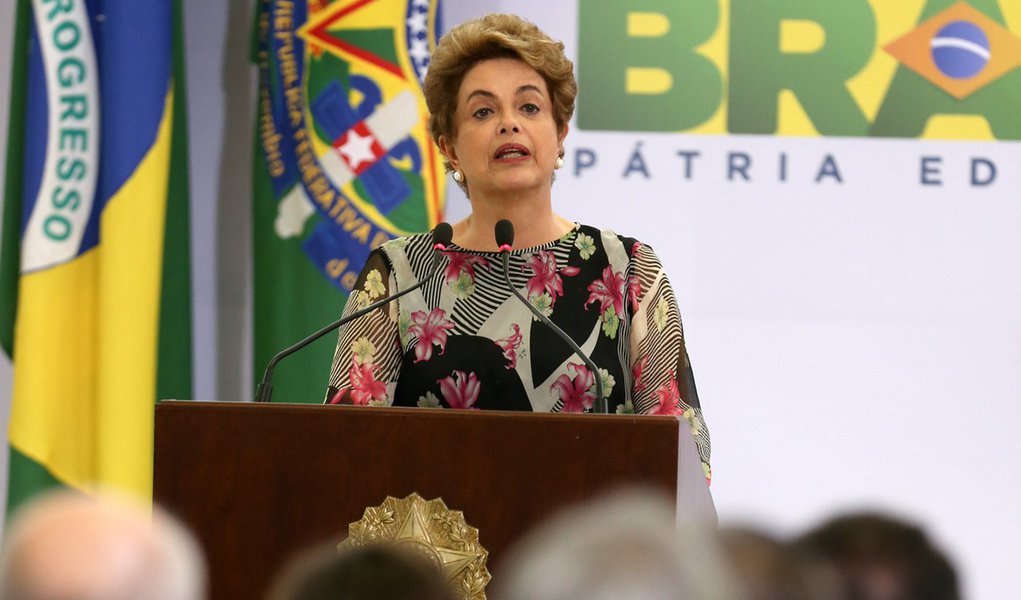 Brasília- DF 23-03-2016 Presidenta Dilma durante cerimônia de lançamento do eixo de desenvolvimento tecnológico, educação e pesquisa do Plano Nacional de Enfrentamento ao Aedes e à Microcefalia Foto Lula Marques/Agência PT (Foto: Roberta Namour) www.brasil247.com - Brasília- DF 23-03-2016 Presidenta Dilma durante cerimônia de lançamento do eixo de desenvolvimento tecnológico, educação e pesquisa do Plano Nacional de Enfrentamento ao Aedes e à Microcefalia Foto Lula Marques/Agência PT